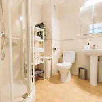 Modern 1 Bedroom With Pool Acess, Edificio Bahamas, 네르하
